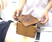 艾盒灸操作示意图